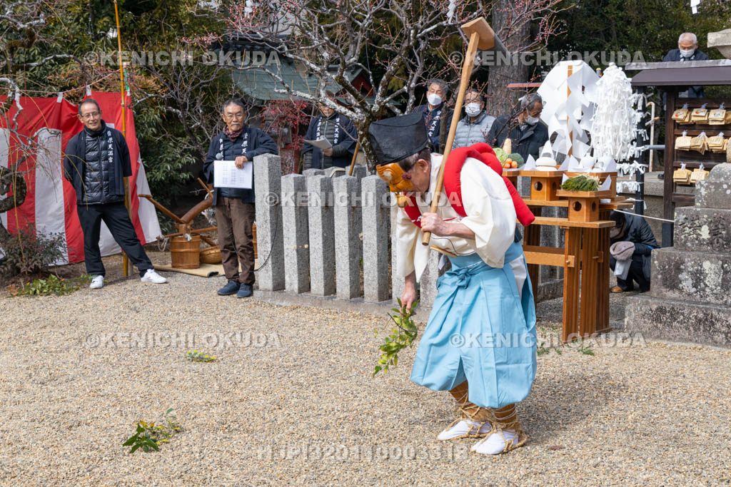 奈良県　菅原天満宮　おんだ祭　草抜き