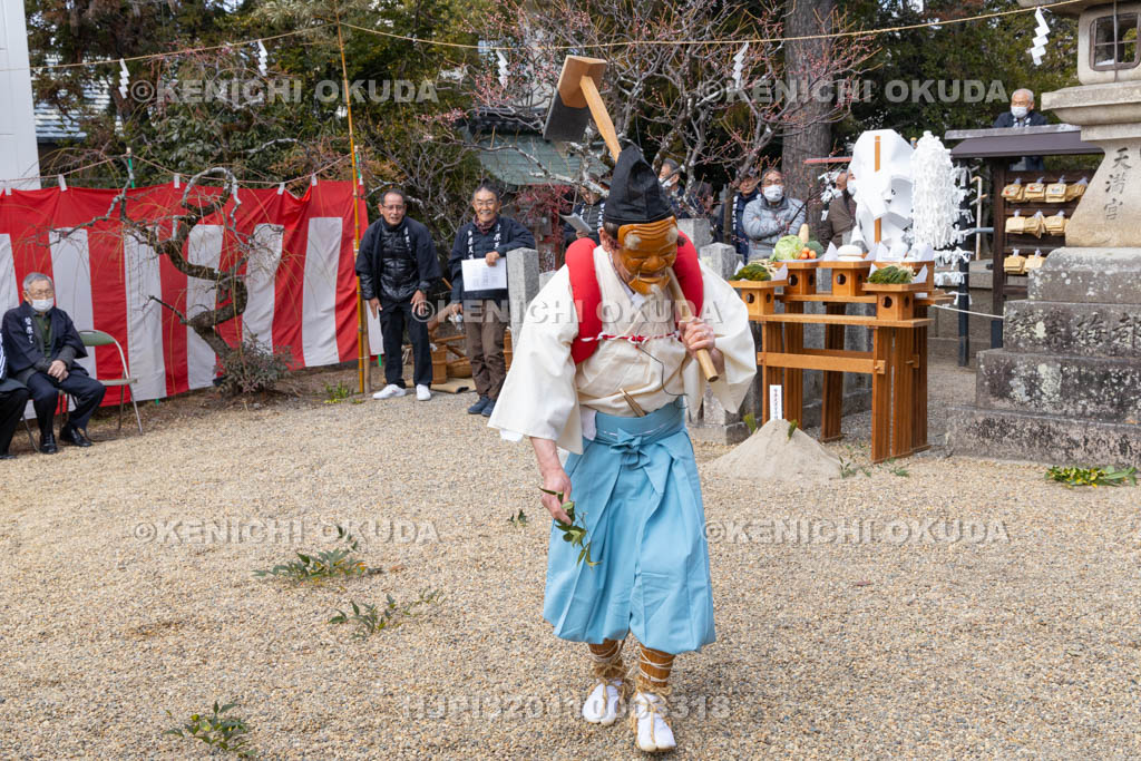 奈良県　菅原天満宮　おんだ祭　草抜き
