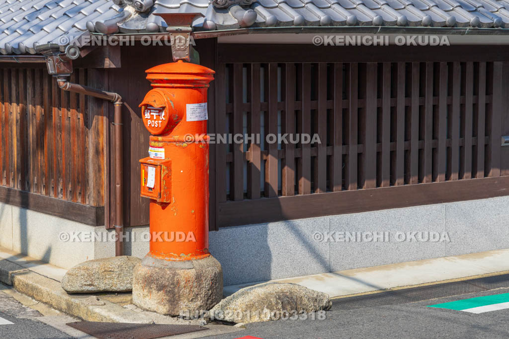 奈良県　八木町　西の平田家住宅前　郵便ポスト
