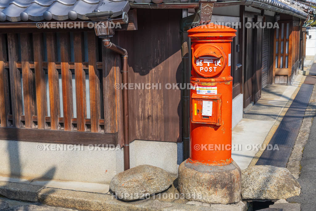 奈良県　八木町　西の平田家住宅前　郵便ポスト
