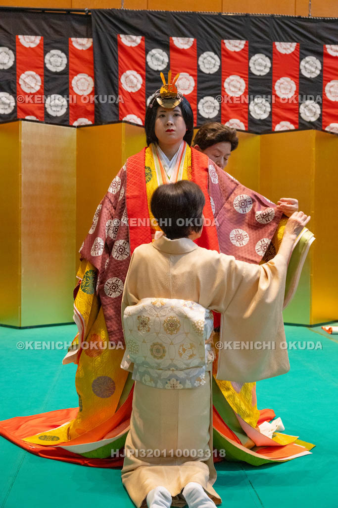 京都府　ひいなまつり　十二単の着付け