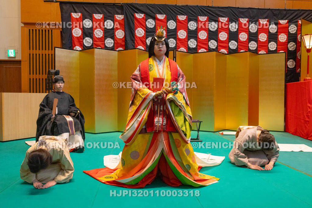 京都府　ひいなまつり　十二単の着付け完了