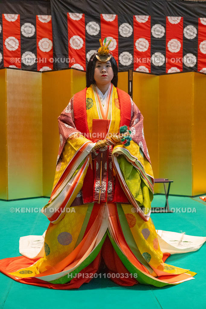 京都府　ひいなまつり　十二単の着付け完了
