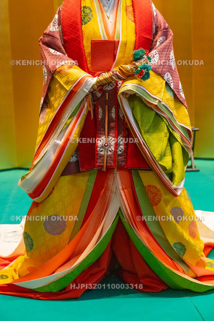 京都府　ひいなまつり　十二単の着付け完了