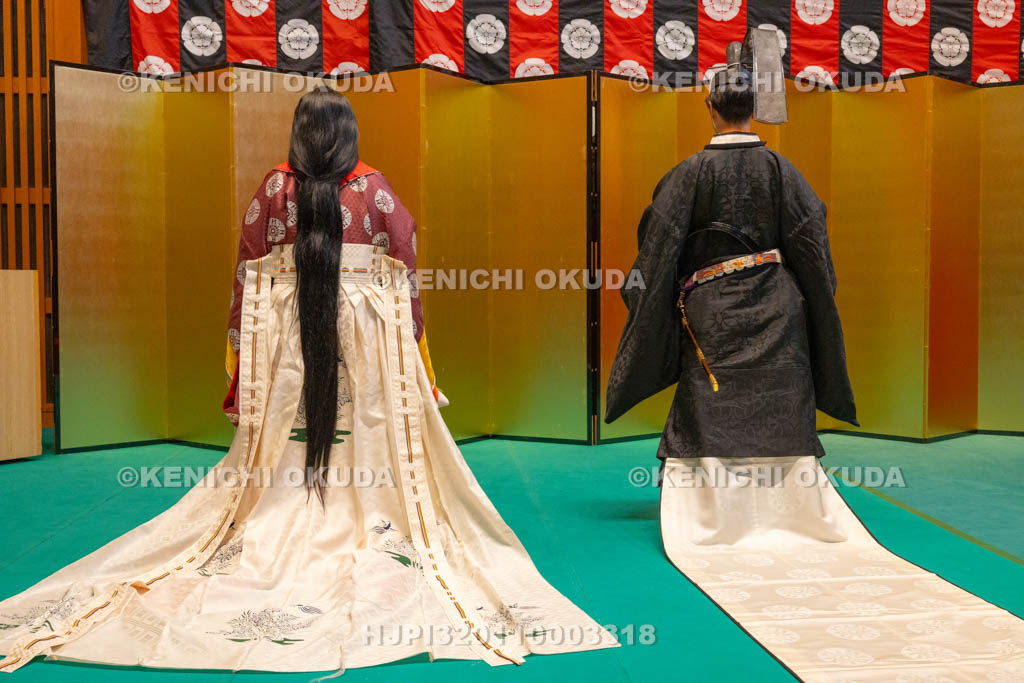 京都府　ひいなまつり　束帯と十二単の後姿