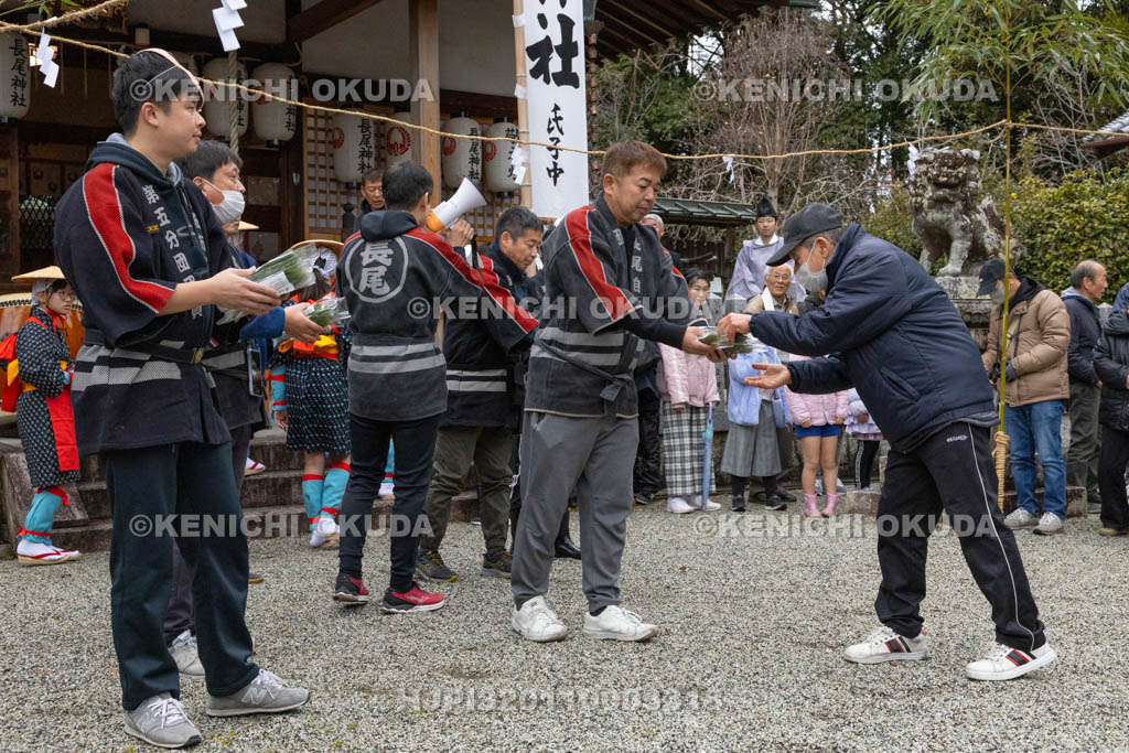 奈良県　長尾神社　おんだ祭　松苗授与