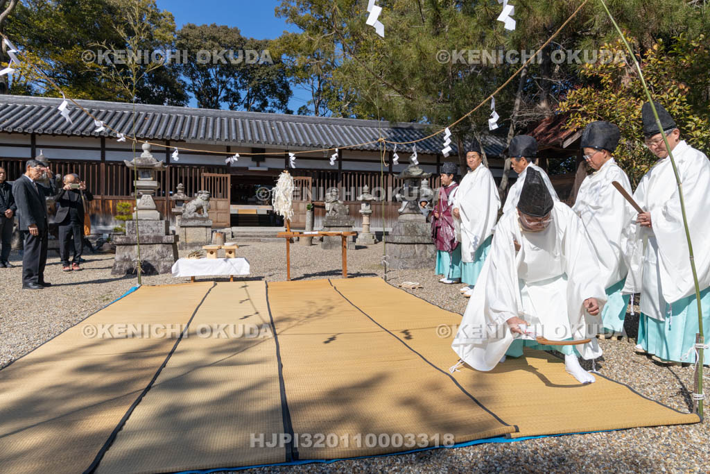 奈良県　甲斐神社　おんだ祭　草刈り