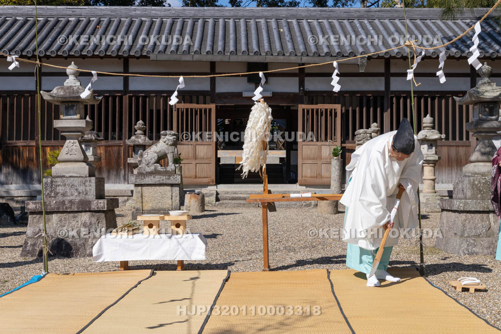 奈良県　甲斐神社　おんだ祭　畦切り