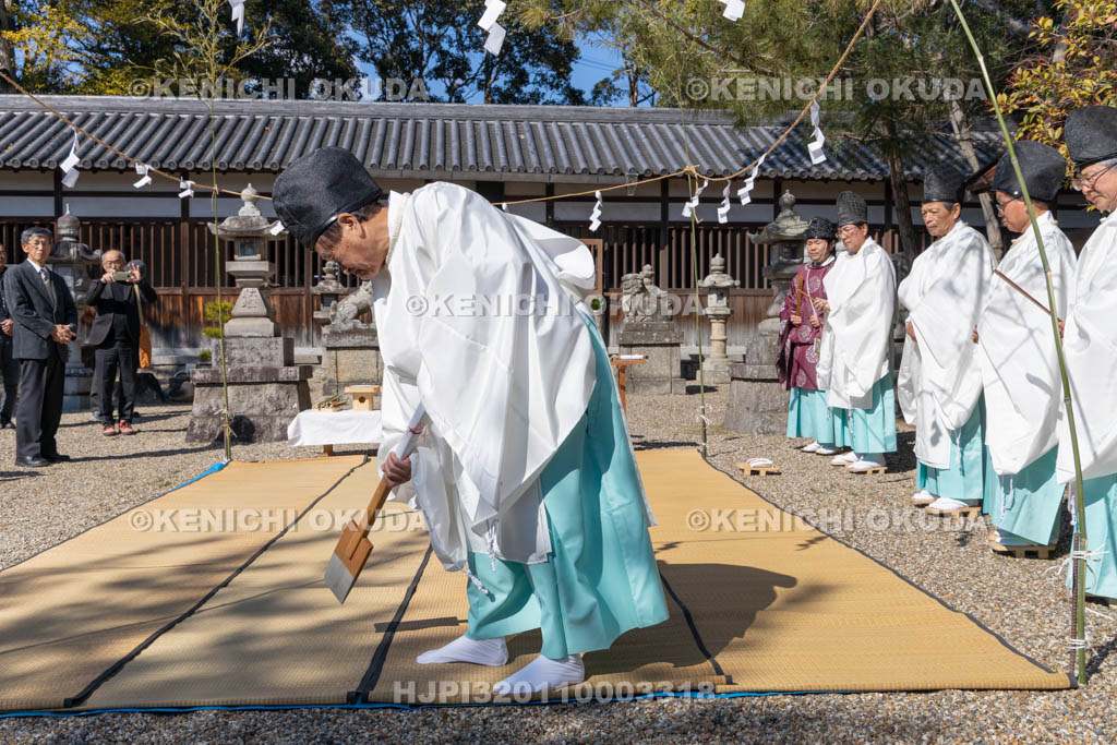 奈良県　甲斐神社　おんだ祭　畦切り