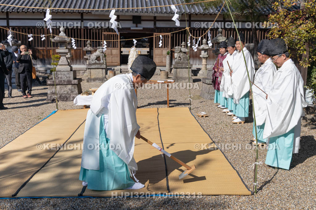奈良県　甲斐神社　おんだ祭　田起こし