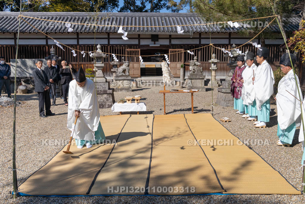 奈良県　甲斐神社　おんだ祭　田起こし