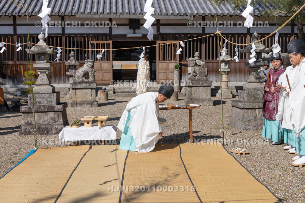 奈良県　甲斐神社　おんだ祭　大豆種蒔き