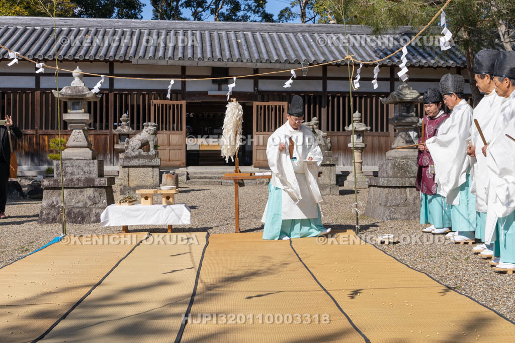 奈良県　甲斐神社　おんだ祭　籾種蒔き