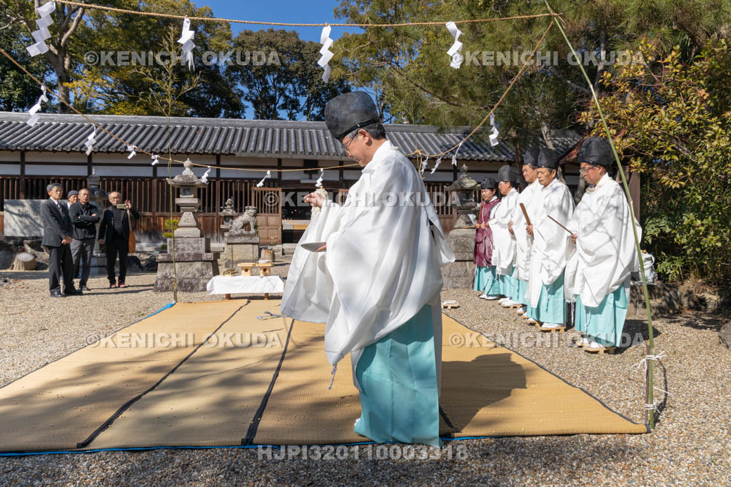 奈良県　甲斐神社　おんだ祭　籾種蒔き