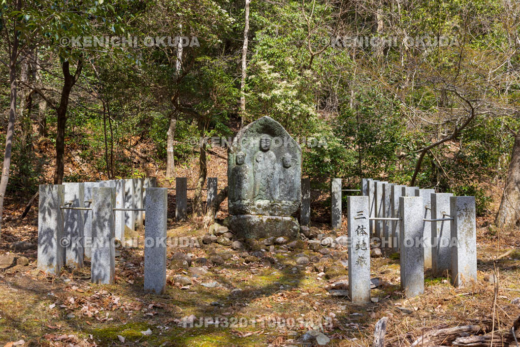 奈良県　若草山　地蔵石仏（三体地蔵）