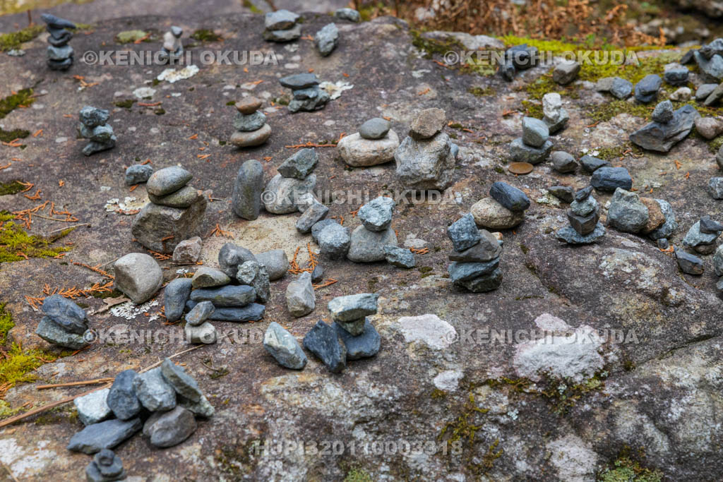 奈良県　春日山　積石　花山の背地蔵付近