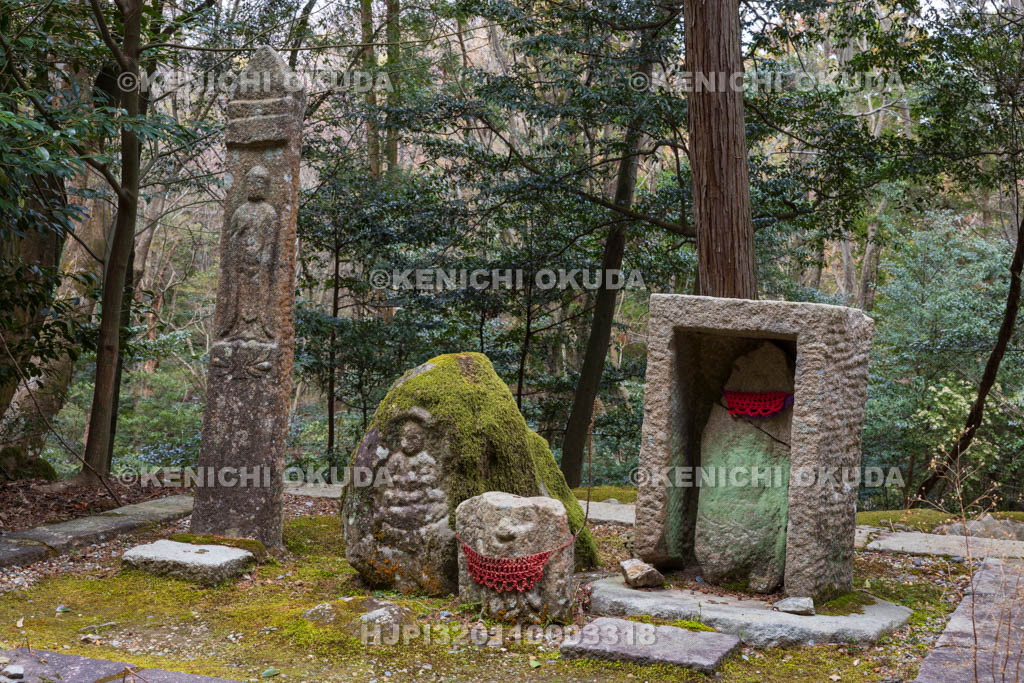 奈良県　春日山　花山の背地蔵