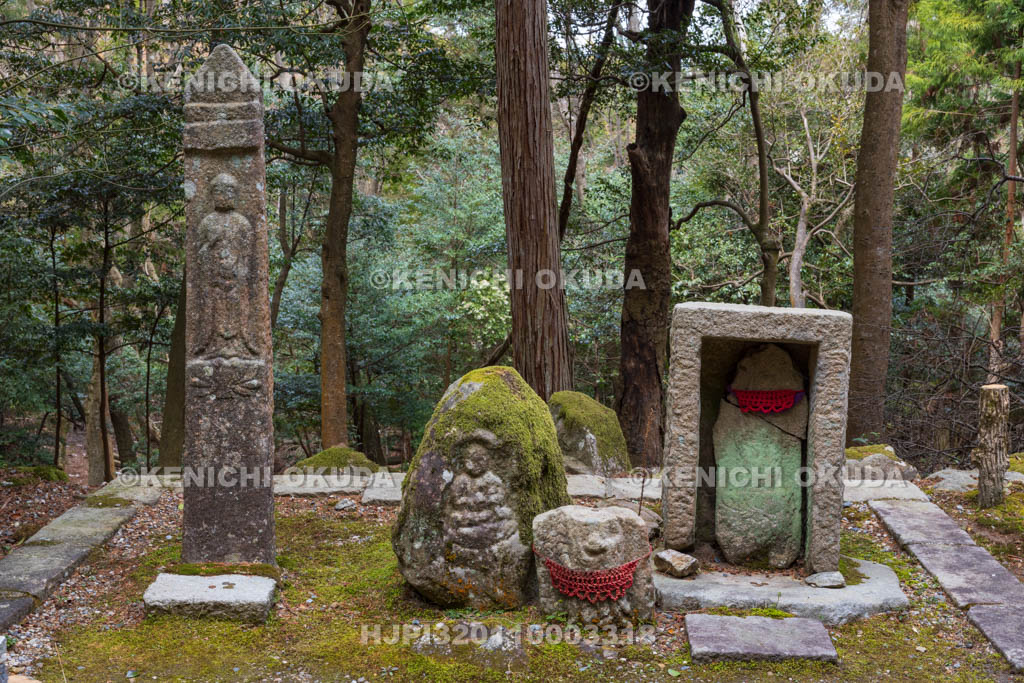 奈良県　春日山　花山の背地蔵