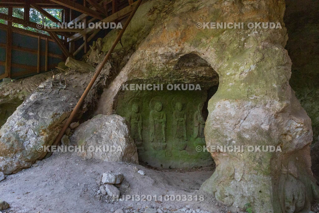 奈良県　春日山石窟仏（穴仏）　東窟