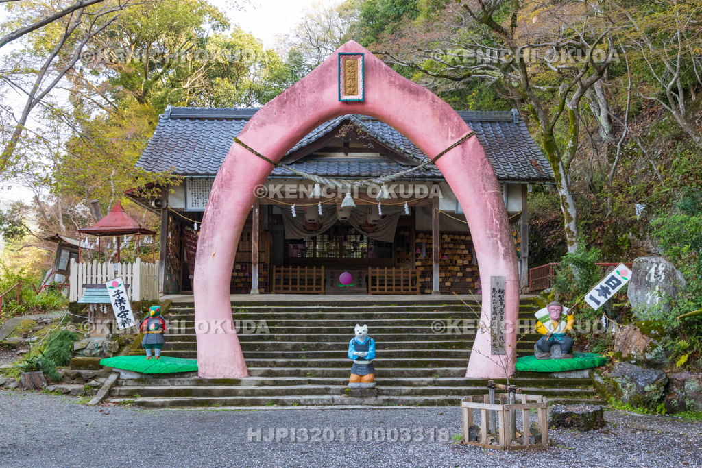 愛知県　桃太郎神社　拝殿と桃型鳥居