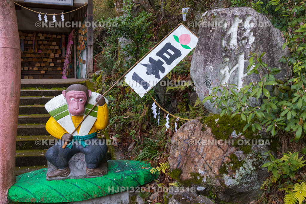 愛知県　桃太郎神社　猿のコンクリート像