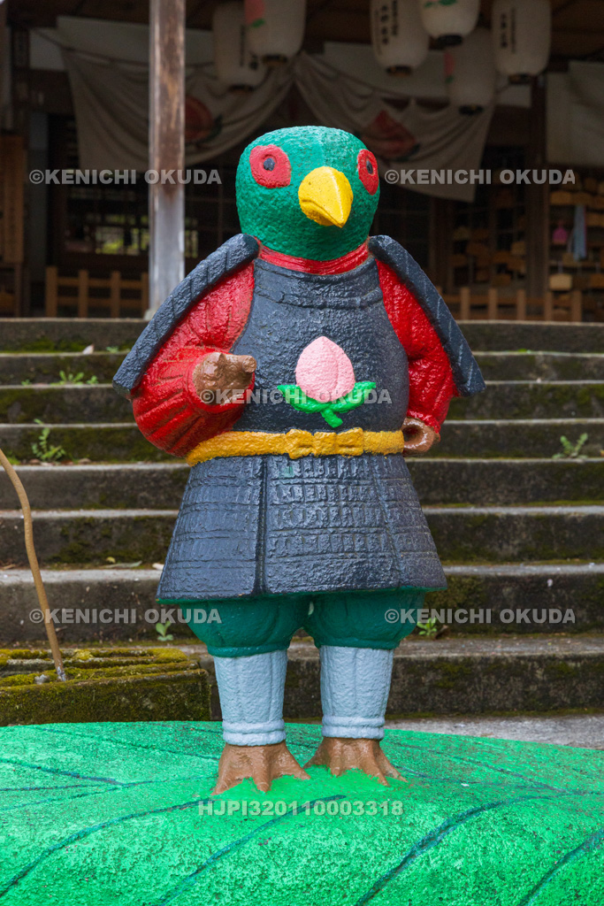 愛知県　桃太郎神社　雉のコンクリート像
