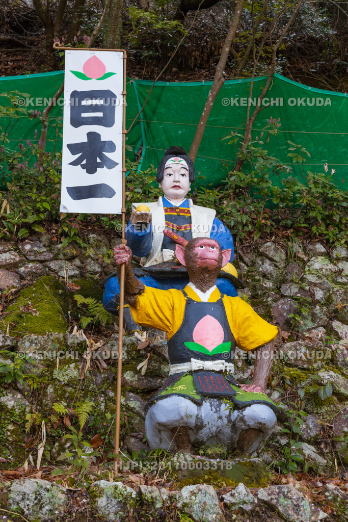 愛知県　桃太郎神社　桃太郎と猿のコンクリート像