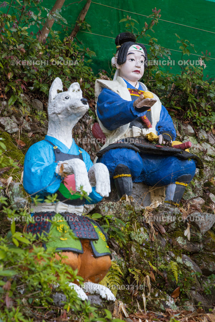 愛知県　桃太郎神社　桃太郎と犬のコンクリート像