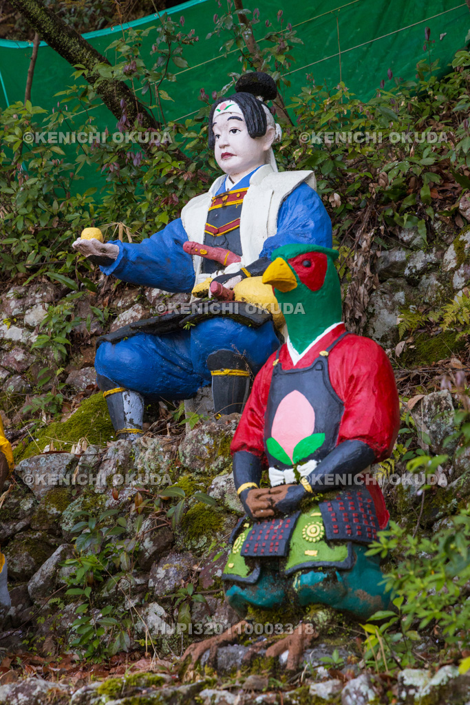 愛知県　桃太郎神社　桃太郎と雉のコンクリート像