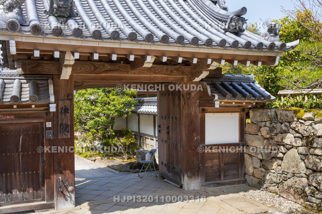 滋賀県　律院　山門