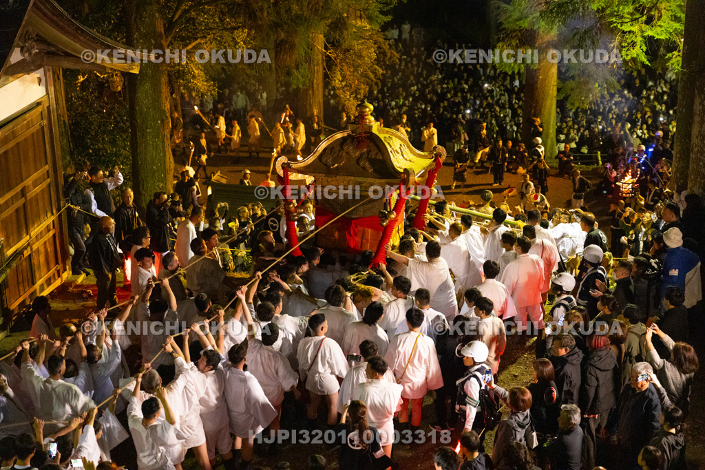 滋賀県　日吉大社　山王祭　午の神事　東本宮拝殿へ