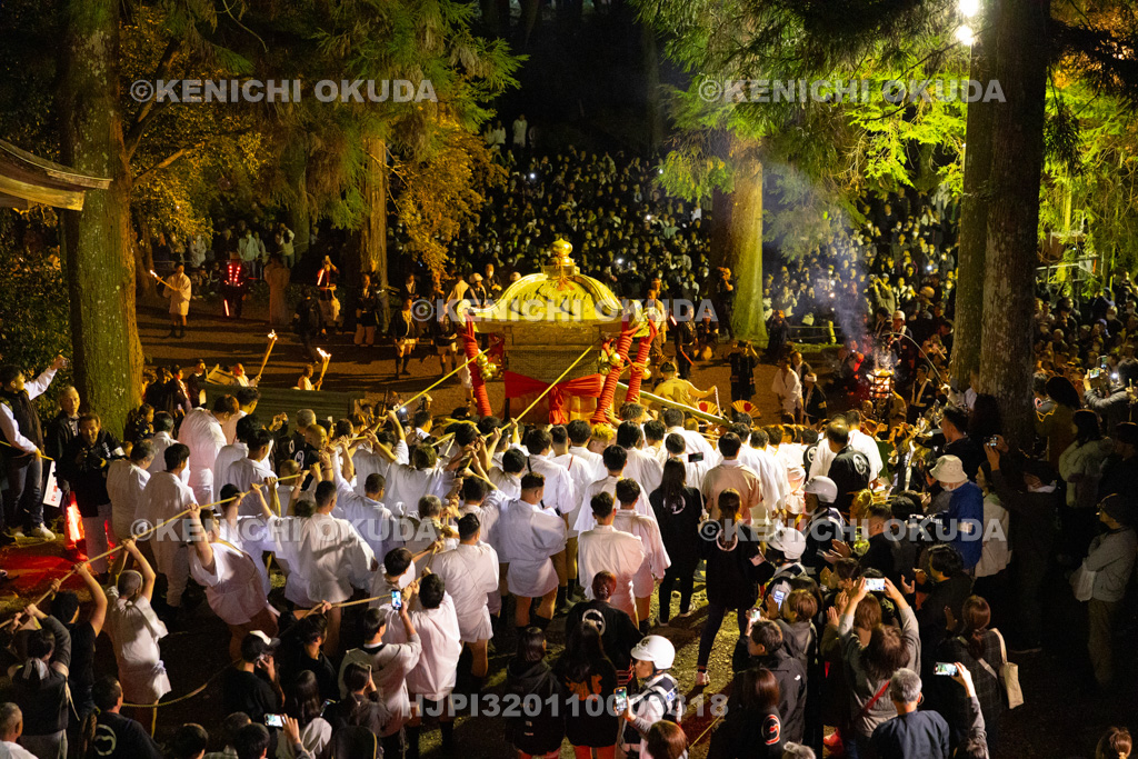 滋賀県　日吉大社　山王祭　午の神事　東本宮拝殿へ