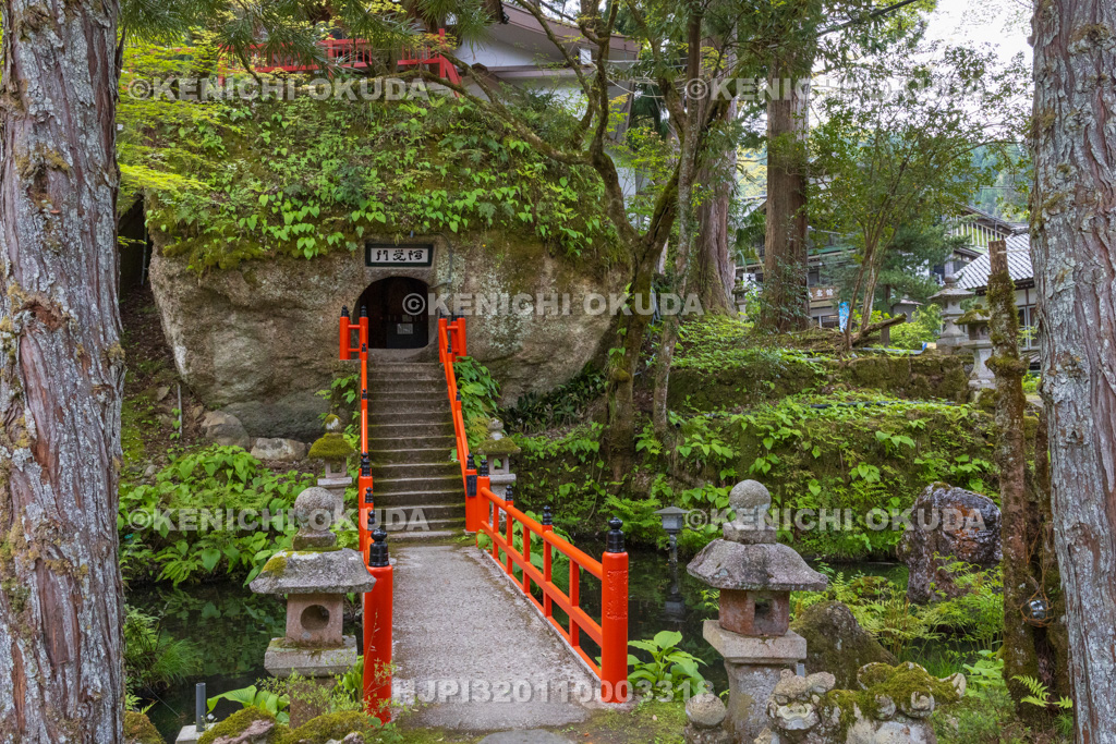 富山県　日石寺　阿覚門（阿覚窟）