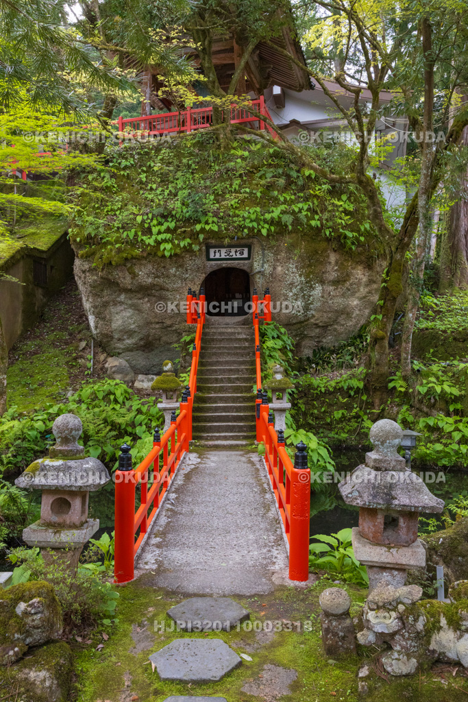 富山県　日石寺　阿覚門（阿覚窟）