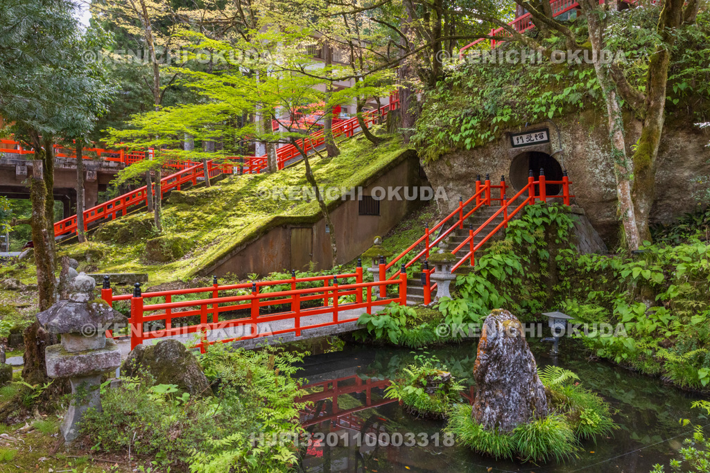 富山県　日石寺　阿覚門（阿覚窟）付近