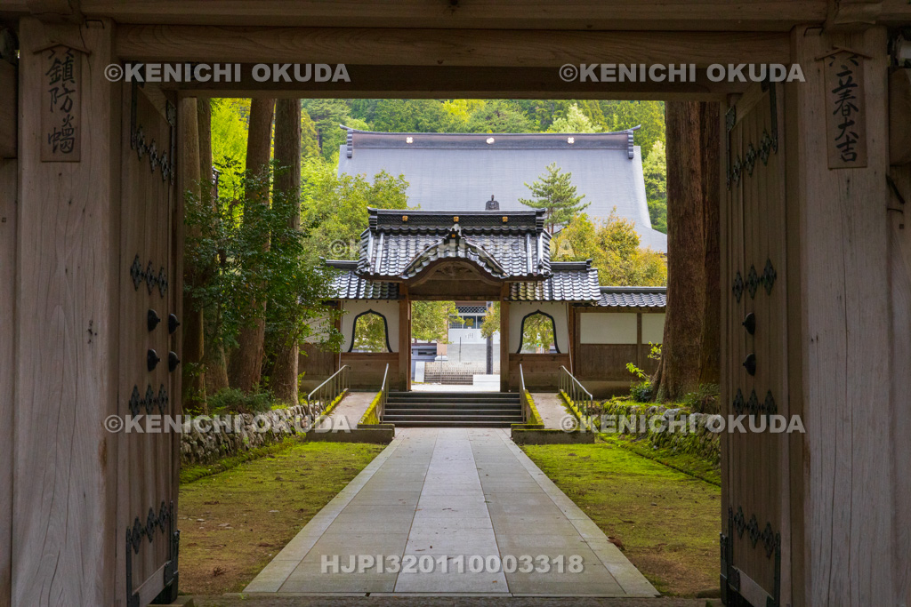 富山県 立山寺 三門から望む中雀門