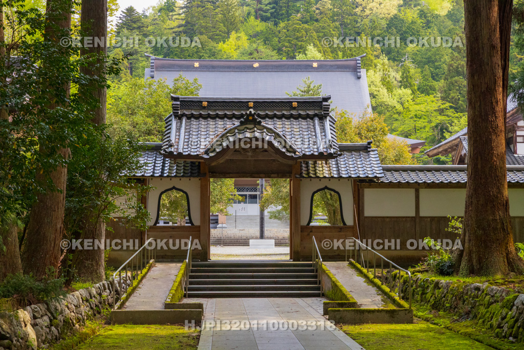 富山県 立山寺 中雀門と本堂