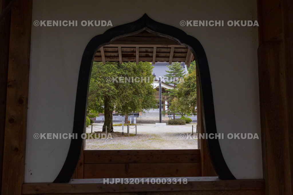 富山県 立山寺 中雀門火灯窓から望む本堂