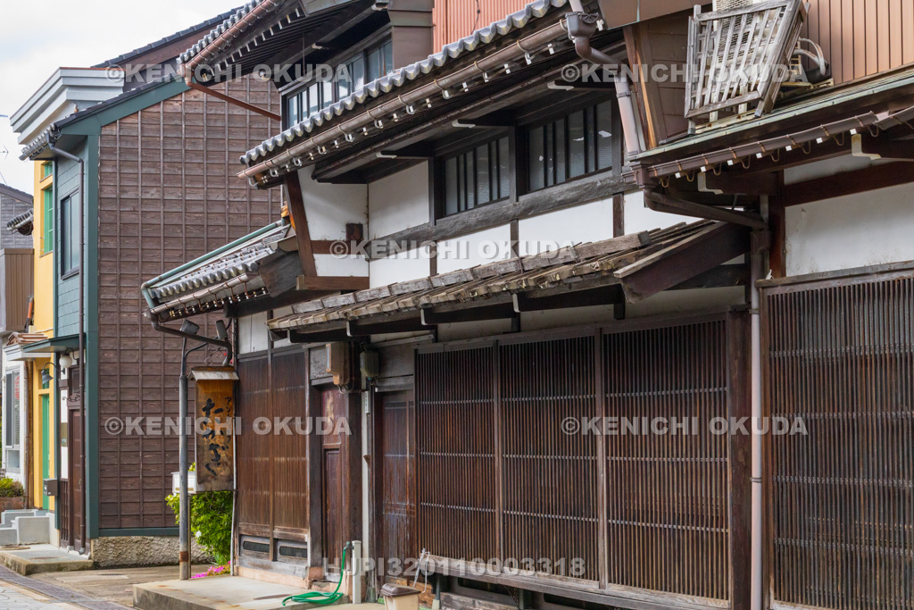富山県　千本格子の家並み（金屋町）