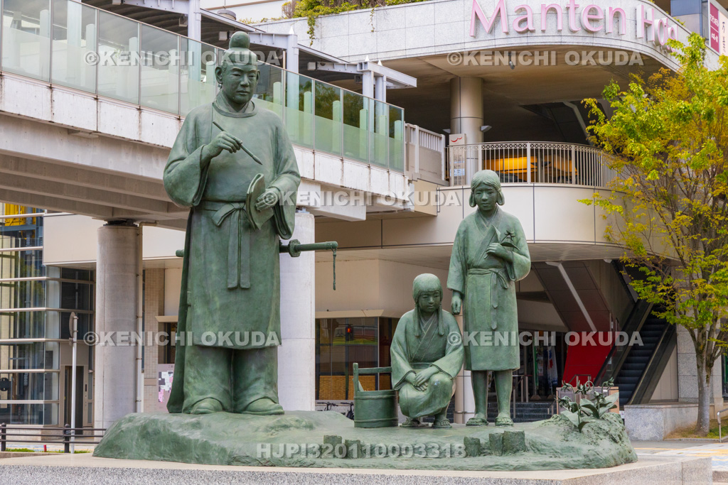 富山県 高岡駅前 大伴家持像
