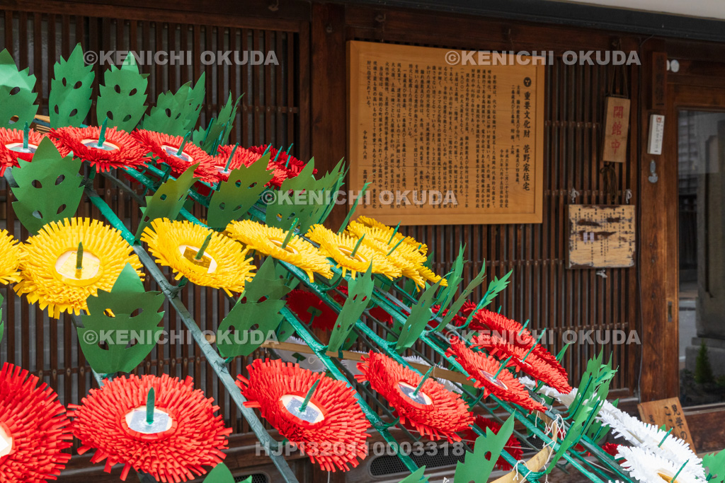 富山県　高岡御車山祭　菅野家住宅と準備中の花傘