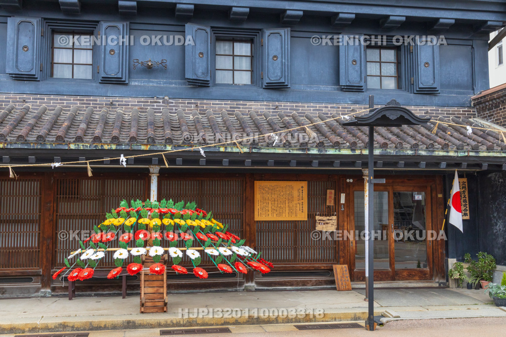 富山県　高岡御車山祭　菅野家住宅と準備中の花傘