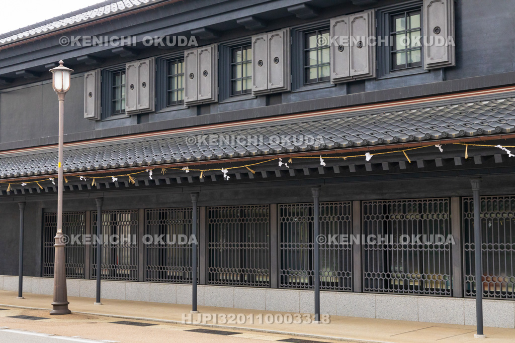 富山県　土蔵造りの町並み（山町筋）　高岡信用金庫本店