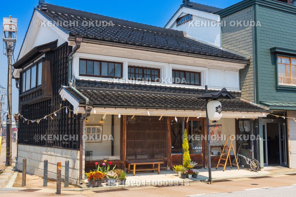 富山県 土蔵造りの町並み(山町筋) 漆器くにもと