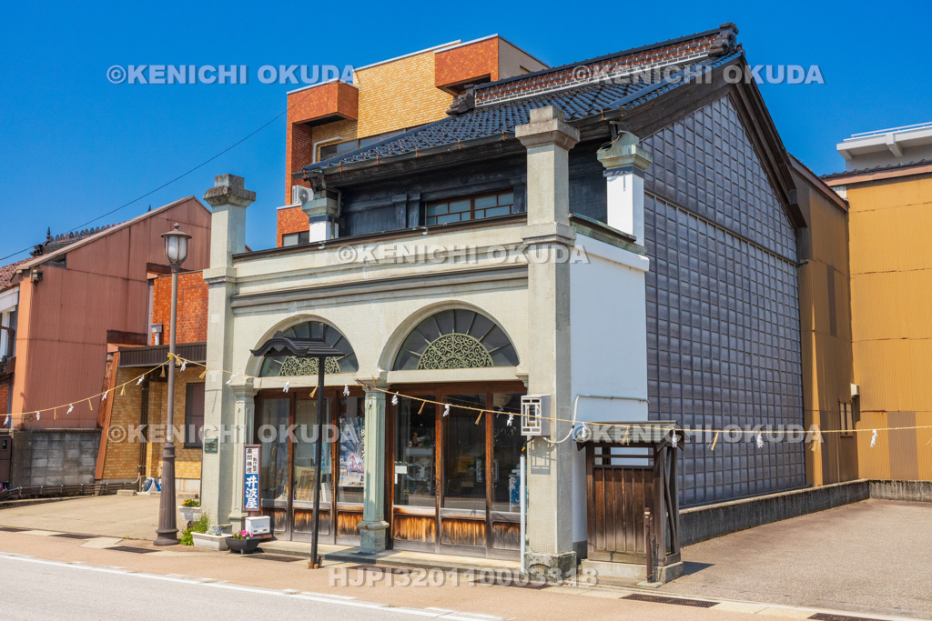 富山県　土蔵造りの町並み（山町筋）　井波屋仏壇店
