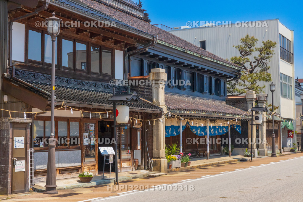 富山県　土蔵造りの町並み（山町筋）