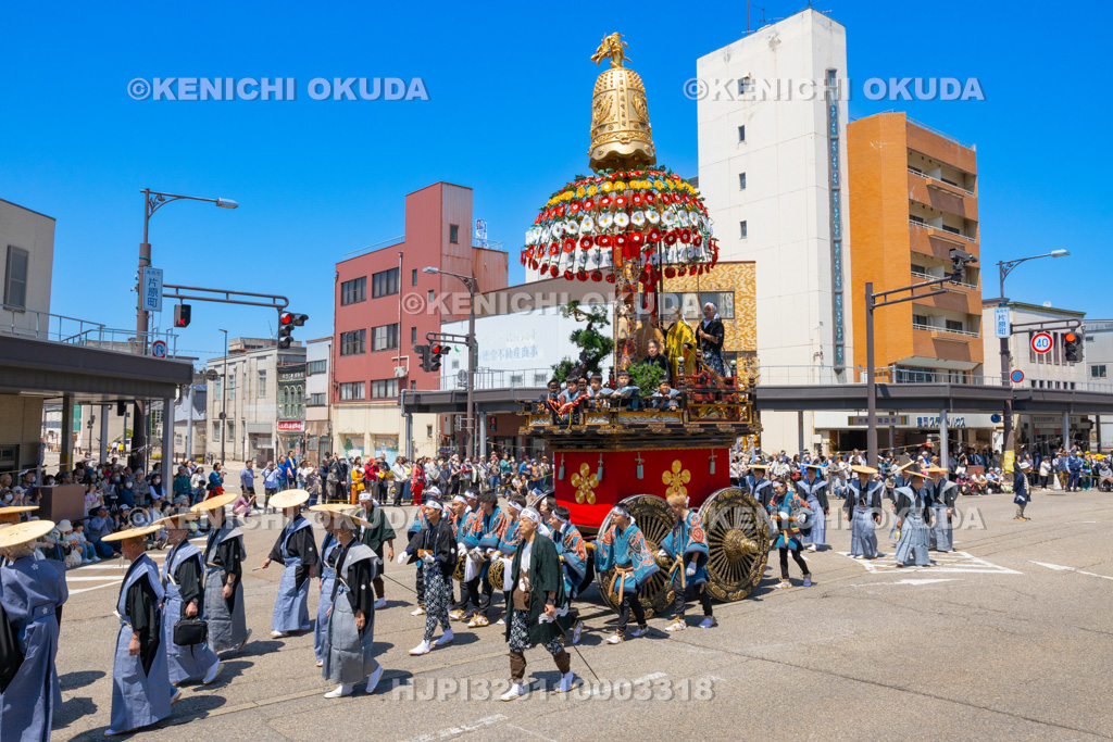 富山県 高岡御車山祭 奉曳(一番街通)