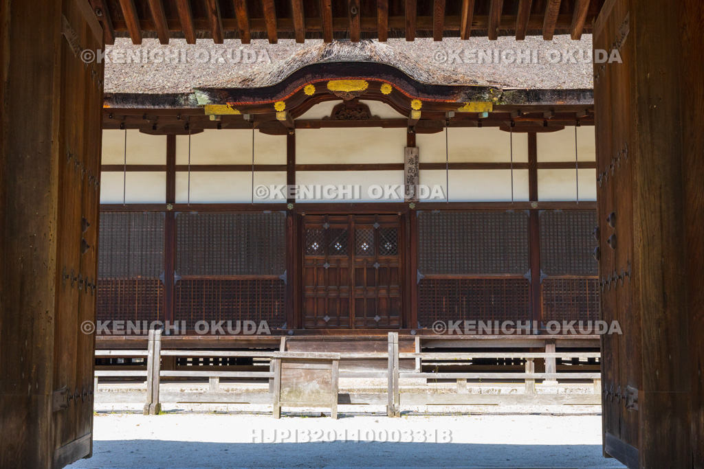 滋賀県　園城寺（三井寺）　四脚門から望む灌頂堂