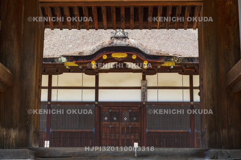 滋賀県　園城寺（三井寺）　四脚門から望む灌頂堂