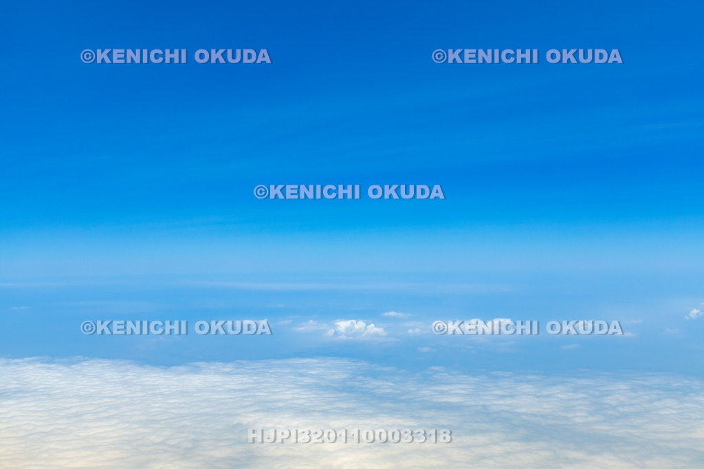 日本上空 旅客機から望む雲海